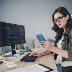 Neuronale maschinelle Ubersetzung Frau mit Brille vor dem Bildschirm skrivanek