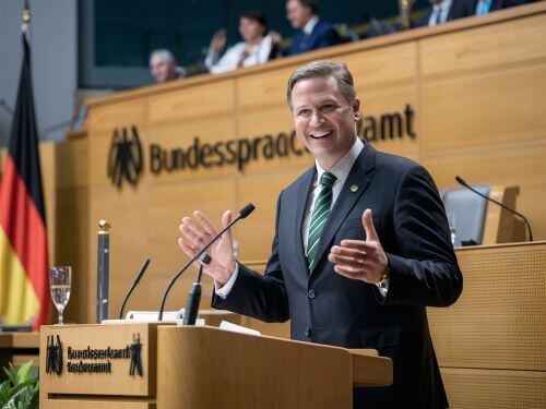 Beamter des Bundessprachenamtes, der von einem Holzpodest aus eine Rede hält Bundessprachenamt skrivanek