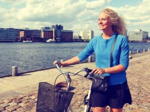 Biking Frau mit Fahrrad zu Fuß in stadtischen Straßen der alten Hafen hallo auf danisch skrivanek