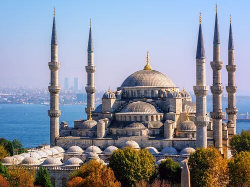die Blaue Moschee (Sultan-Ahmed-Moschee) in Istanbul, Turkei, die ein ikonisches Symbol der turkischen Kultur ist danke auf Turkisch skrivanek