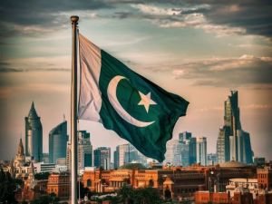 Die pakistanische Flagge weht vor dem Hintergrund einer modernen Stadtsilhouette welche Sprache spricht man in Pakistan skrivanek