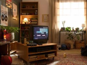 Ein gemutliches Wohnzimmer mit einem alten Fernseher, auf dem ein Videospiel lauft wer hat das erste videospiel erfunden ubersetzungsburo berlin