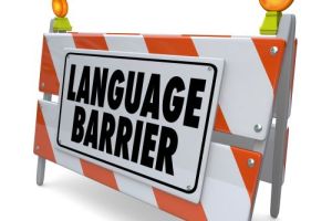 Eine Baustellenabsperrung mit orange weißen Streifen und mit Schild Language Barrier texte in leichter sprache ubersetzungsburo skrivanek