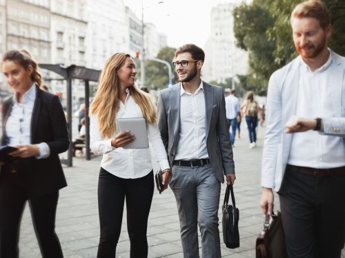 Geschaftskollegen die auf den Straßen der kanadischen Stadt sich unterhalten auswandern nach Kanada ubersetzungsburo Berlin