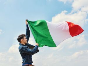 Ein Mann halt italienische Flagge Himmel im Hintergrund hallo auf italienisch ubersetzungsburo berlin