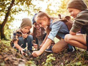 Lachelnde Kinder beim Erkunden der Natur was ist ecosia ubersetzungsburo berlin