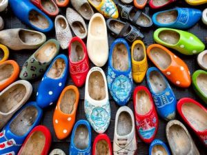 Bunte traditionelle Holzschuhe aus Holland als typisches niederländisches Souvenir holländer oder niederländer Übersetzungsbüro Berlin Bunte traditionelle Holzschuhe aus Holland als typisches niederlandisches Souvenir hollander oder niederlander Ubersetzungsburo Berlin