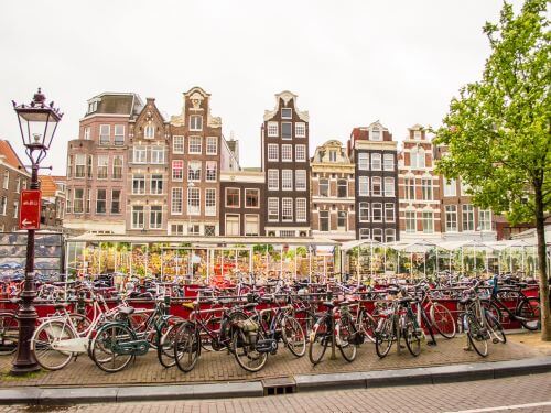 Fahrräder vor traditionellen Grachtenhäusern in Amsterdam holländer oder niederländer Übersetzungsbüro Berlin Fahrrader vor traditionellen Grachtenhausern in Amsterdam hollander oder niederlander Ubersetzungsburo Berlin