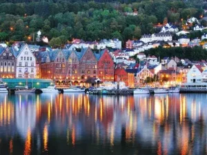 Bryggen in Bergen bei Abendlicht beliebtes Ziel beim Auswandern nach Norwegen Ubersetzungsburo Berlin