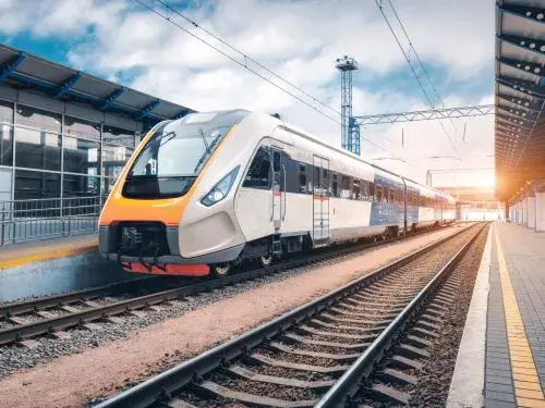 Hochgeschwindigkeitszug auf dem Bahnhof bei Sonnenuntergang Ubersetzungen fur die Bahnbranche Ubersetzungsburo Berlin
