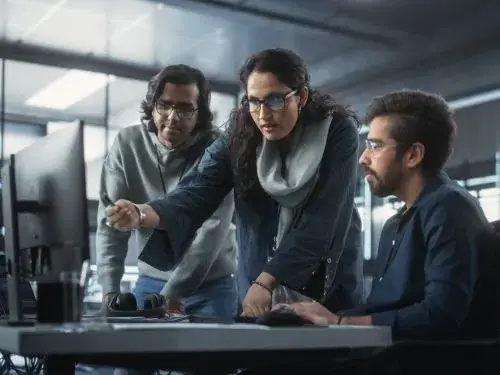 Internationales Team von IT Experten arbeitet gemeinsam an einem digitalen Projekt Ubersetzungen fur die Bahnbranche Ubersetzungsburo Berlin