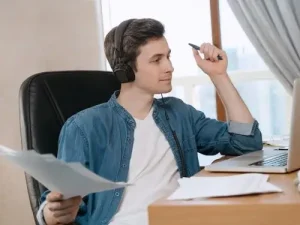 Man studying online and researching the easiest languages to learn for German speakers Ubersetzugnsburo Berlin