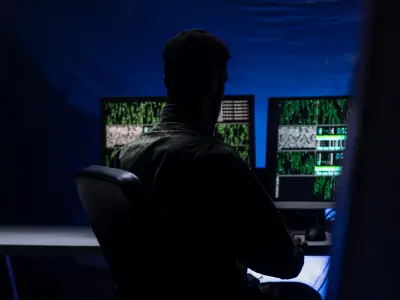 Militärischer Analyst überwacht Daten und digitale Lagebilder in einem C4ISR-Kontrollzentrum Übersetzngsbüro Skrivanek Berlin