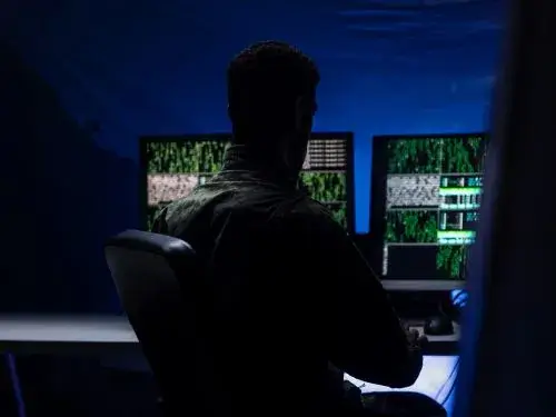 Militärischer Analyst überwacht Daten und digitale Lagebilder in einem C4ISR-Kontrollzentrum Übersetzngsbüro Skrivanek