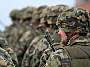 Soldaten einer multinationalen Einheit nutzen gemeinsame C4ISR-Systeme für Kommunikation und Koordination Übersetzungsbüro Berlin