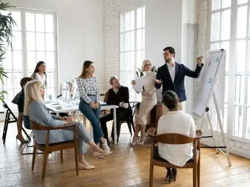 Kommunikationstraining für Fach- und Führungskräfte mit praxisnahen Übungen zur Teamkommunikation Kommunikationstraining für Fach- und Führungskräfte mit praxisnahen Übungen zur Teamkommunikation