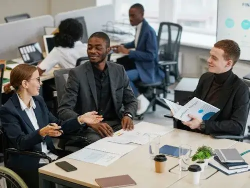 Kommunikationstraining im internationalen Team mit Fokus auf aktives Zuhören und Zusammenarbeit Kommunikationstraining im internationalen Team mit Fokus auf aktives Zuhören und Zusammenarbeit