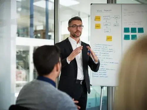 Trainer führt ein Kommunikationstraining für Unternehmen mit Fokus auf Teamkommunikation und Führungskräfte durch Übersetzungsbüro Berlin Trainer führt ein Kommunikationstraining für Unternehmen mit Fokus auf Teamkommunikation und Führungskräfte durch Übersetzungsbüro Berlin