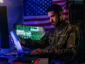 Militärischer IT-Spezialist überwacht digitale Lagebilder und Positionsdaten im Blue-Force-Tracking-System