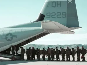 Soldaten beim Boarding eines Militärflugzeugs für eine multinationale Operation mit Blue Force Tracking Soldaten beim Boarding eines Militärflugzeugs für eine multinationale Operation mit Blue Force Tracking
